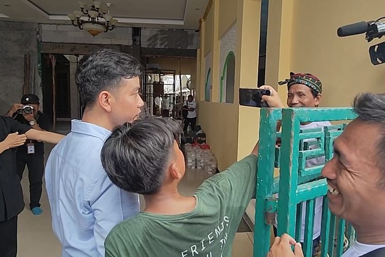 Blusukan di Gang Cempaka Putih, Gibran Diajak Warga "Selfie"