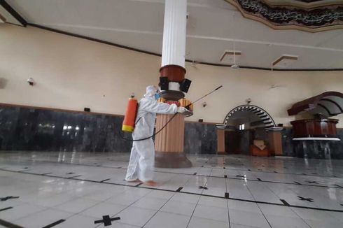 Jelang Ramadhan, Masjid Agung Purwokerto Disemprot Disinfektan