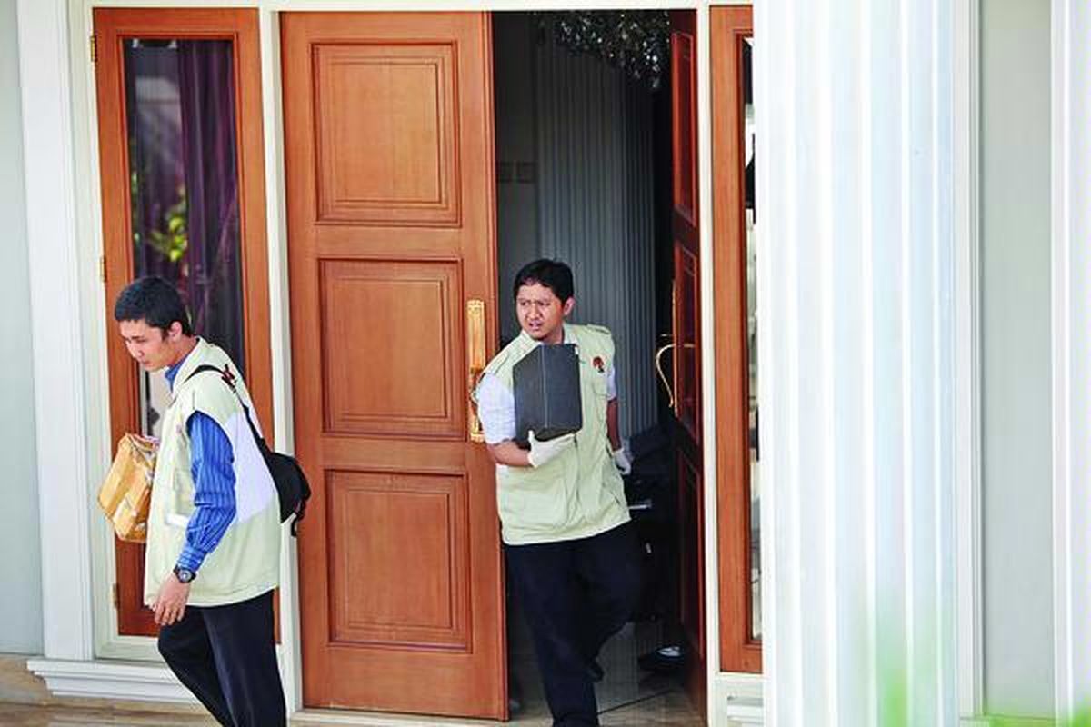 Petugas Komisi Pemberantasan Korupsi (KPK) menggeledah kediaman mantan Bendahara Umum Partai Demokrat Muhammad Nazaruddin di kawasan Pejaten, Jakarta Selatan, Selasa (2/8). Penggeledahan dilakukan untuk kepentingan penyidikan kasus suap pembangunan wisma atlet SEA Games di Palembang yang diduga melibatkan Nazaruddin yang kini buronan KPK dan Interpol.