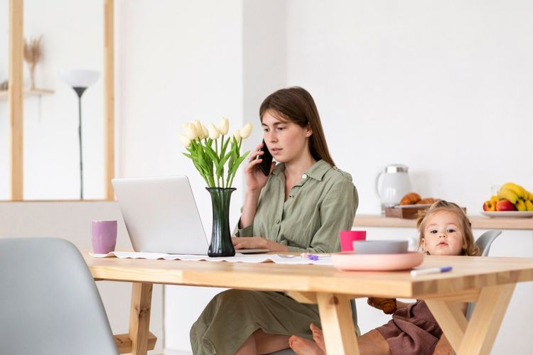 Beban ganda pekerjaan dan keluarga membuat banyak ibu bekerja rentan alami kecemasan, depresi, hingga burnout. Studi mengungkap alasan di baliknya.