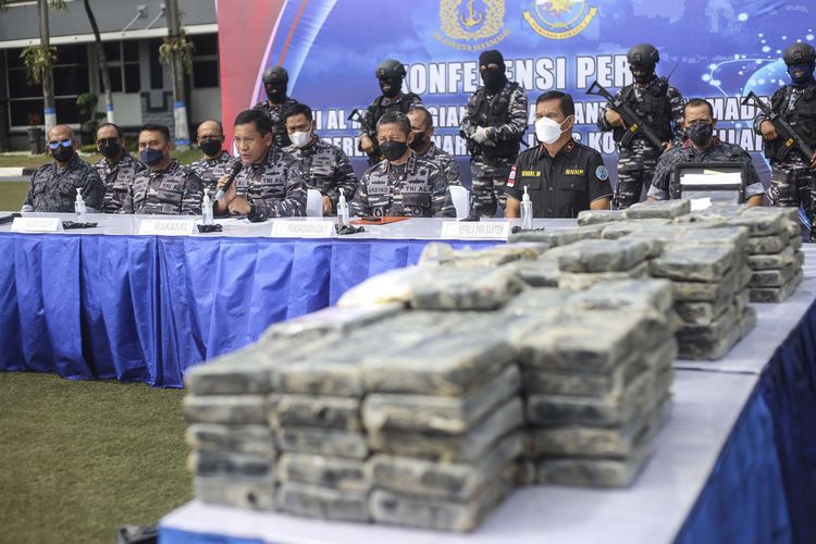 Wakil Kepala Staf TNI Angkatan Laut (Wakasal) Laksamana Madya TNI Ahmadi Heri Purwono (ketiga kiri) bersama Pangkoarmada RI Laksamana Madya TNI Agung Prasetiawan (kedua kiri), Pangkoarmada I Laksamana Madya TNI Arsyad Abdullah (kedua kanan) memberikan keterangan pers saat rilis penggagalan narkotika jenis kokain di Koarmada 1, Jakarta, Senin (9/5/2022). Kapal Patroli TNI AL (KAL) Sangiang jajaran Koarmada I berhasil menggagalkan peredaran narkotika jenis kokain seberat 179 kilogram yang diduga penyeludupan narkotika tersebut melalui penyebrangan pelabuhan Bakaheuni - Merak.