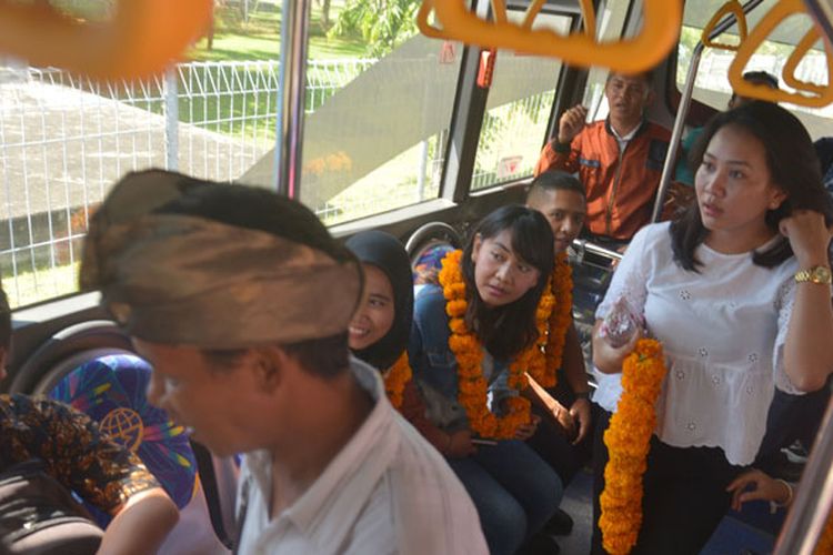 Penumpang mencoba menaiki bus Trans-Sarbagita usai peluncuran transportasi massal di Bandara I Gusti Ngurah Rai, Denpasar, Bali, Kamis (2/5/2019). Bus tersebut melayani rute bandara ke kawasan di empat kabupaten di Bali sekaligus membuka kembali sistem transportasi massal. 
