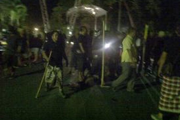 Puluhan pemuda dari kelompok ormas yang menjaga berlangsungnya Munas Partai Golkar di Nusa Dua, Bali, Minggu (30/11/2014), membawa bambu bekas bendera Partai Golkar. Bambu-bambu tersebut sisi bawahnya berbentuk runcing, karena sebelumnya difungsikan sebagai tiang bendera yang ditancapkan ke tanah.