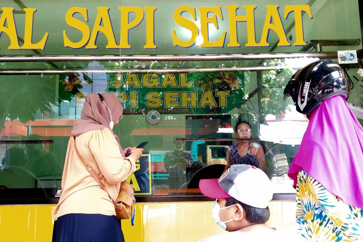 Warga membeli daging sapi di Jagal Sapi Sehat yang berada di samping Pasar Legi, Kota Blitar, Kamis (24/2/2022)