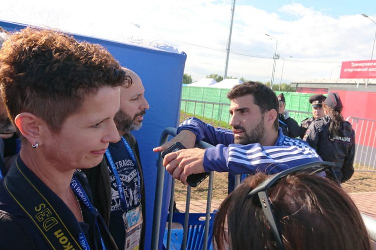 Media officer Timnas Argentina, Nicolas Novello, berusaha menenangkan kru media yang melancarkan protes karena dibatasinya jumlah jurnalis yang diizinkan meliput latihan Timnas Argentina, Senin (11/6/2018) di Bronnitsy Training Center, Moscow Oblast.