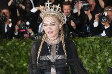 Madonna Bagikan Video Pasang Dekorasi Natal Bersama Anak-anaknya