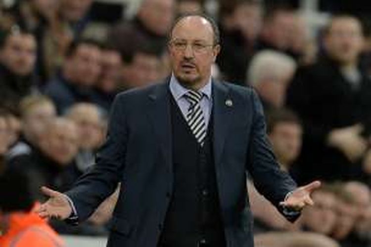 Manajer Newcastle United, Rafael Benitez, menyaksikan laga Premier League antara timnya dan Manchester City di St James' Park, Selasa (19/4/2016) waktu setempat.