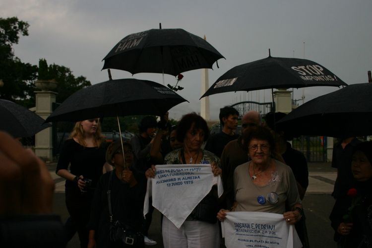 Aurora Morea dan Lydia Taty Almeida, dua orang anggota Asociacion Madres de Plaza de Mayo mengikuti Aksi Kamisan pada 16 April 2009