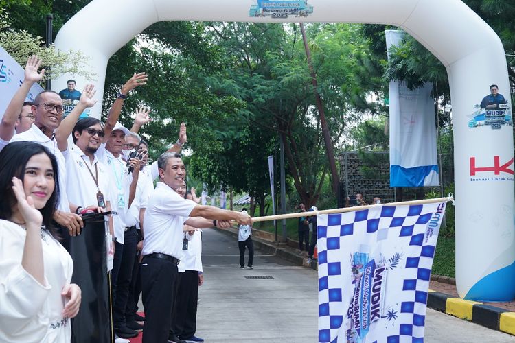 Direktur Human Capital & Legal Hutama Karya Muhammad Fauzan memberangkatkan 900 pemudik menggunakan 26 armada yang terdiri dari bus dan elf dari HK Tower, Selasa (18/4/2023).