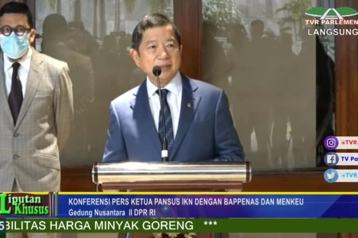 Menteri Perencanaan Pembangunan Nasional (PPN)/Kepala Bappenas, Suharso Monoarfa menggelar konferensi pers usai Sidang Paripurna RUU IKN di Gedung Nusantara II DPR RI, Selasa (18/1/2022).