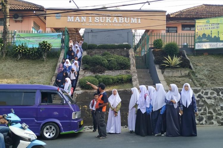 Sejumlah pelajar keluar pintu gerbang MAN 1 di Jalan Sukabumi-Bogor, Cibadak, Sukabumi, Jawa Barat, Rabu (24/7/2019).