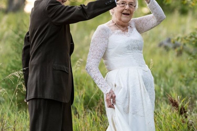 Marvin dan Lucille Stone, merayakan ulang tahun pernikahan mereka yang ke-60 dengan sesi foto menggunakan pakaian pernikahan asli mereka.