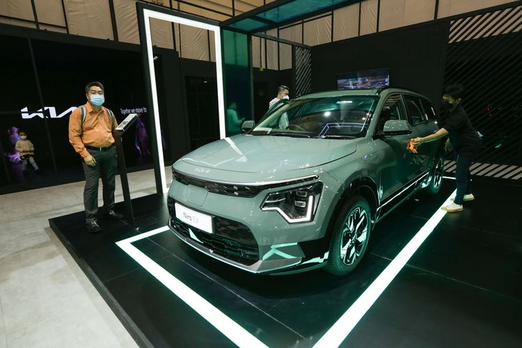 Mobil listrik KIA Niro EV dipamerkan di ajang Gaikindo Indonesia International Auto Show (GIIAS) 2022 di ICE BSD, Tangerang, Jumat (12/8/2022). Sorento HEV, Niro EV dan EV6 GT-Line jadi andalan KIA di produk elektrifikasi.