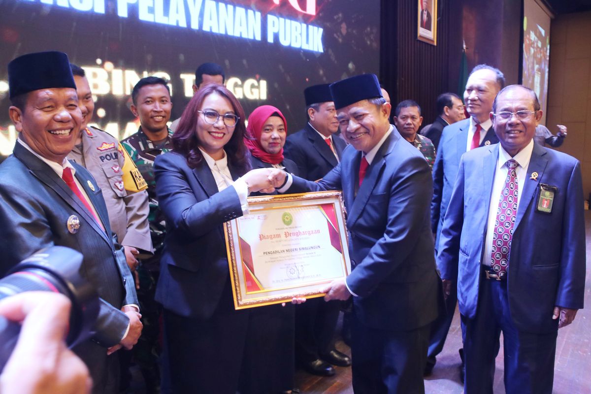 Penjabat (Pj) Gubernur Sumatera Utara (Sumut) Hassanudin menghadiri Sidang Pleno Penyampaian Laporan Tahunan Pengadilan Tinggi Medan Tahun 2023 di Lotus Ballroom Hotel Grand Mercure, Jalan Sutomo Nomor 1 Medan, Kamis (7/3/2024).