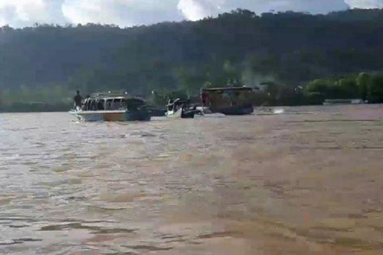 Sebuah kapal feri kayu yang digunakan untuk menyeberangkan penumpang dari Kampung Long Bagun tujuan Kampung Batu Majang karam di perairan Sungai Mahakam, Kecamatan Long Bagun, Kabupaten Mahakam Ulu, Kalimantan Timur, Rabu (12/6/2019) pukul 17.30 Wita.