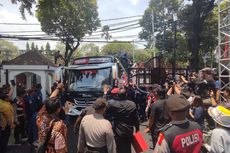 Megawati Antar Ganjar-Mahfud Daftar ke KPU, Bus Masuk hingga Halaman Kantor KPU