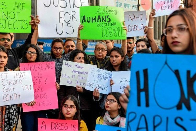 Massa membentangkan spanduk berisi tuntutan agar pelaku dihukum mati setelah gadis 27 tahun diperkosa dan dibunuh di Hyderabad, India.