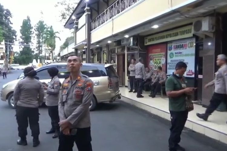 Polisi di Mapolres Lumajang berhamburan saat gempa tuban terjadi, Jumat (14/4/2023)