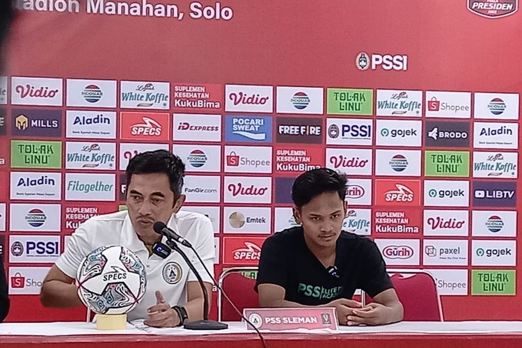 Pelatih PSS Sleman Seto Nurdiyantoro (kiri) saat memberi keterangan dalam konferensi pers selepas laga lanjutan Grup A Piala Presiden 2022 melawan Persita Tangerang di Stadion Manahan, Solo, Kamis (16/6/2022). 