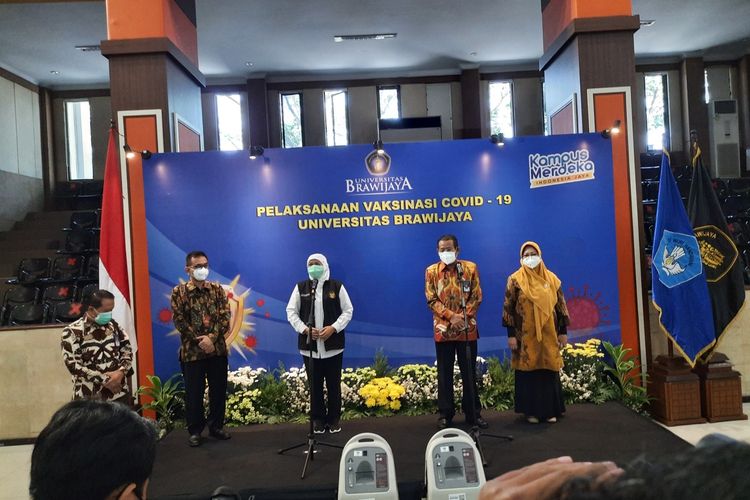 Gubernur Jawa Timur Khofifah Indar Parawansa saat meninjau vaksinasi di Universitas Brawijaya (UB), Kota Malang, Jumat (6/8/2021).