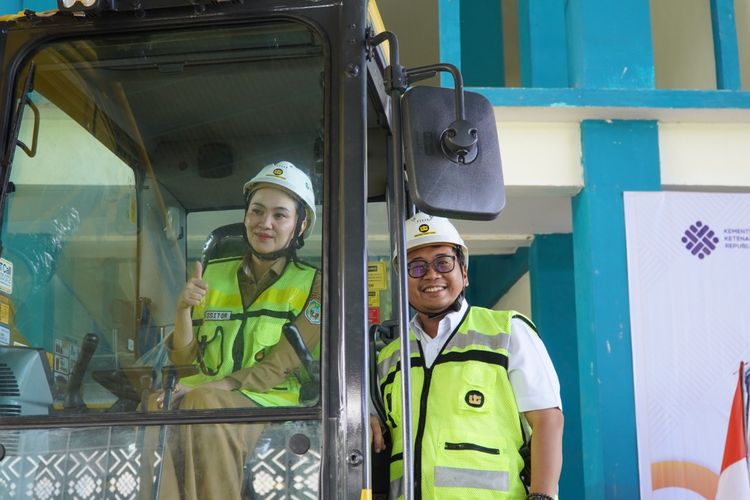 Direktur United Tractors, Ari Sutrisno (kanan) bersama Gubernur Provinsi Maluku Utara, Sherly Tjoanda (kiri) di unit Ekskavator Komatsu PC210-10M0 di Maluku Utara, Selasa (20/1/2026).