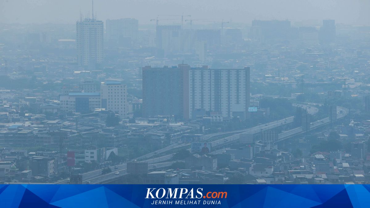 JAKARTA, KOMPAS.com - Ketua Umum Gabungan Industri Pariwisata Indonesia (GIPI) Hariyadi Sukamdani menilai solusi permasalahan polusi udara di Jakarta adalah diberantas dari sumbernya. "Antisipasi dengan menyuruh orang pakai masker, beralih ke mobil listrik, menurut saya tidak menyelesaikan masalah. Selama sumber polutannya tidak dibereskan," kata Haryadi di Gedung Sapta Pesona, Jakarta Pusat, Senin (21/8/2023). Ia melanjutkan, saat ini polusi udara di Jakarta diduga terjadi karena asap kendaraan bermotor dan PLTU (Pembangkit Listrik Tenaga Uap). Menurut Haryadi, jika berasumsi bahwa polusi disebabkan oleh asap kendaraan bermotor, kondisi udara Jakarta setelah kendaraan bermotor aktif pascapandemi pun terpantau masih normal. "Ini dugaan polutannya dari PLTU, mesti dicari tahu dahulu. Apakah betul (PLTU adalah sumber polutan Jakarta)?" katanya.