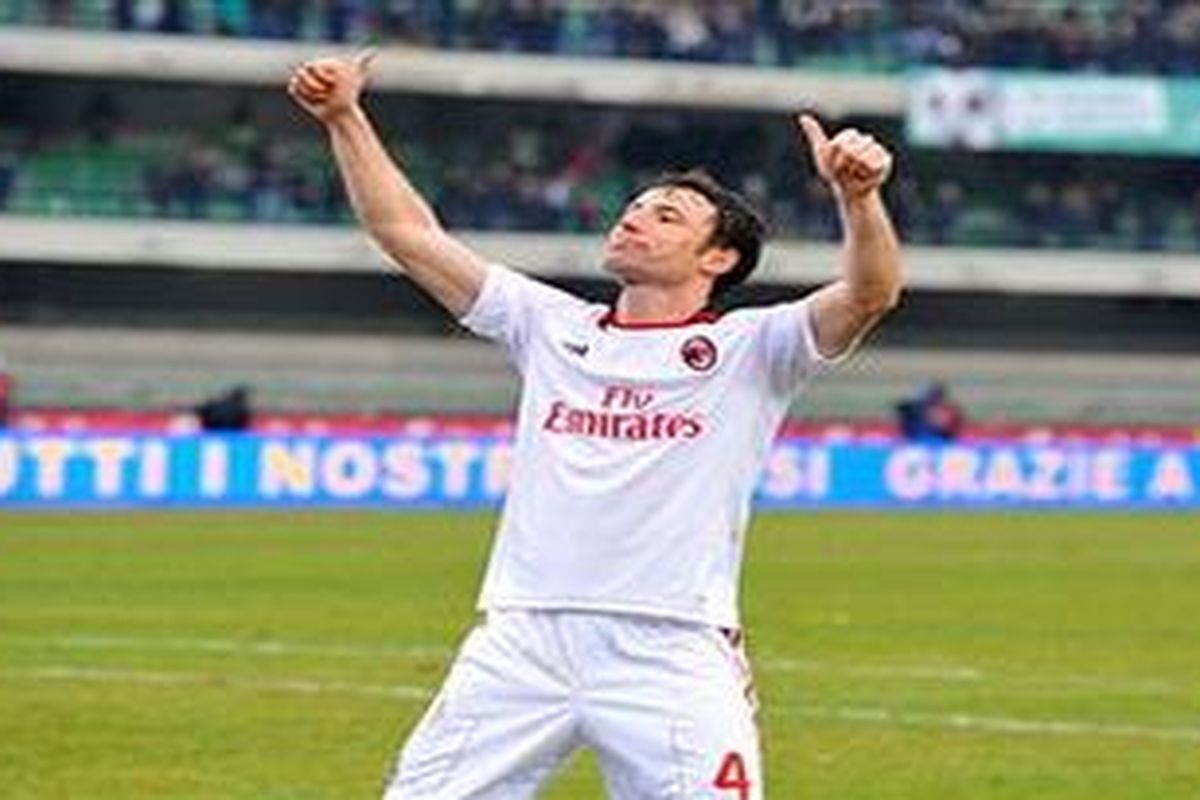 Gelandang AC Milan, Mark van Bommel.
