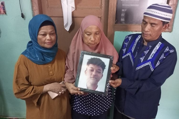 Keluarga sedang memegang foto Arya Saputra (16), korban pembacokan di lampu merah Simpang Pomad saat ditemui di rumahnya, Desa Cijujung, Kecamatan Sukaraja, Kabupaten Bogor, Jawa Barat, Senin (13/3/2023).