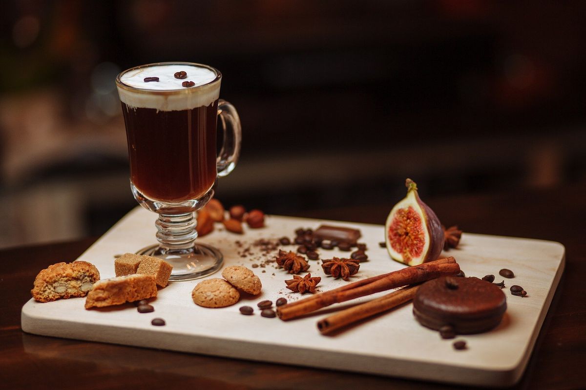 Untuk menghangatkan tubuh di malam Natal, irish coffee ditambah dengan beberapa sendok alkohol.