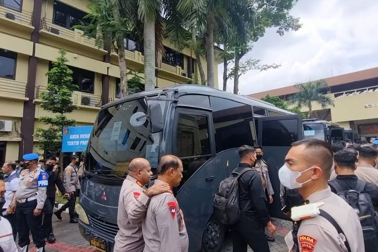 Kapolda Papua Irjen Mathius Fakhiri di STIK-PTIK, Jakarta, sebelum naik bus menuju Istana Presiden, Jumat (14/10/2022).