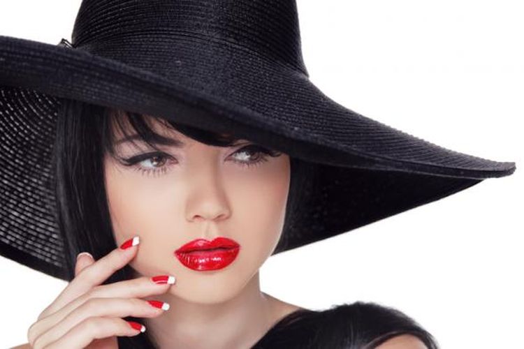 Pulasan lipstik merah menyala juga akan membantu meningkatkan keseksian dalam diri Anda.