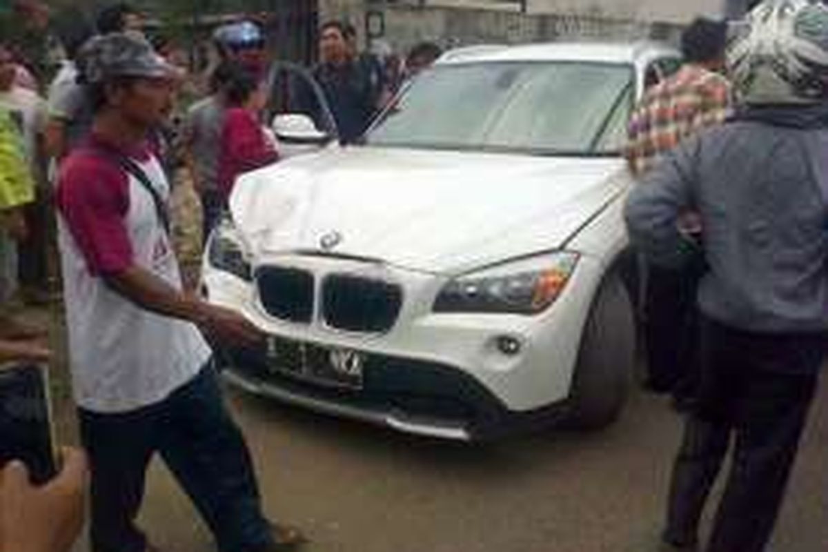 BMW yang menabrak dua warung sayur di Jalan Parakan, Pamulang, Tangerang Selatan.