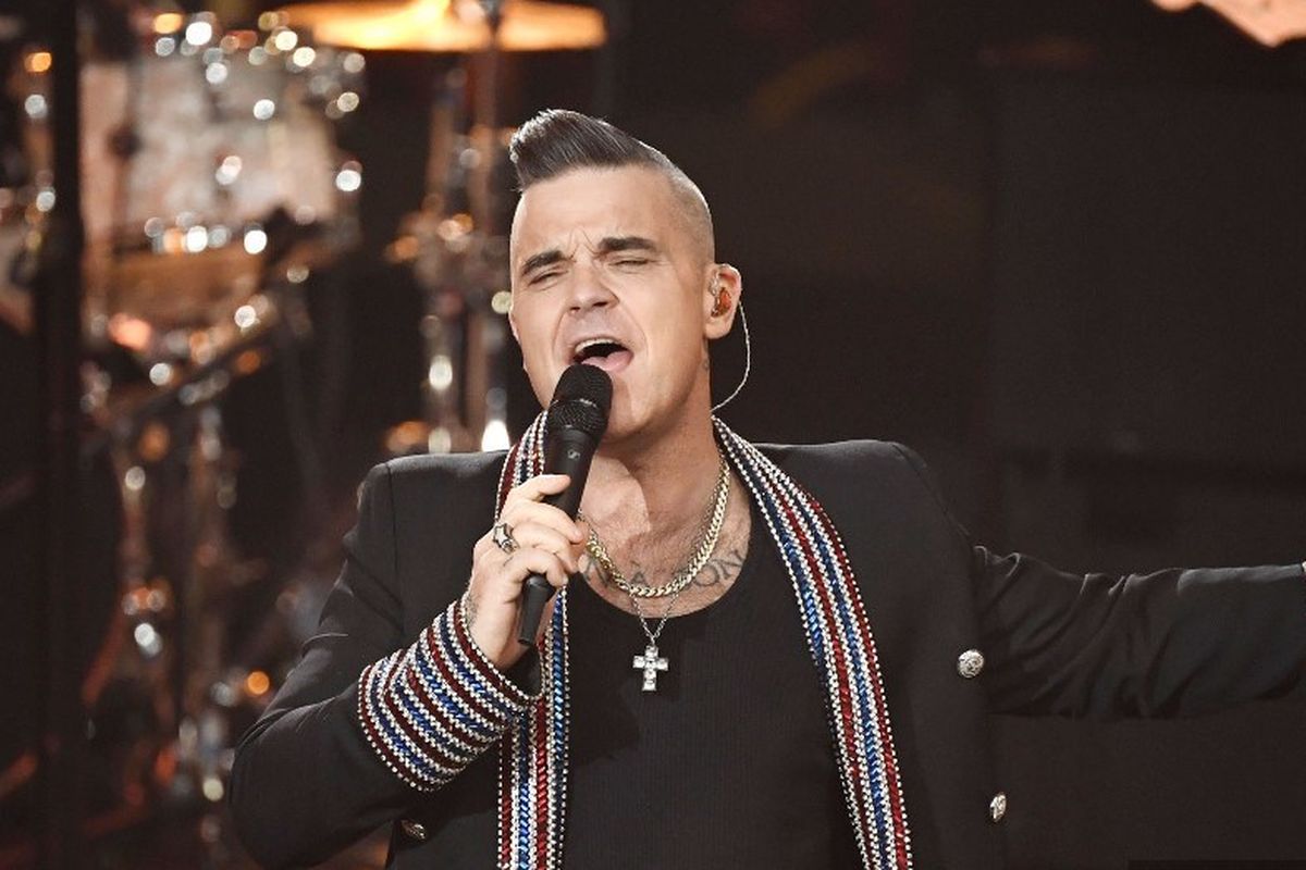 Penyanyi asal Inggris Robbie Williams tampil di acara amal Ein Herz fuer Kinder (A Heart for Children) di Berlin, Jerman, pada 7 Desember 2019.