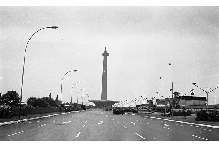 Monumen Nasional dilihat dari arah Air Mancur Bank Indonesia, 1974.