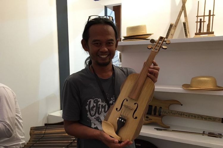 Perajin alat musik modern berbahan dasar bambu, Adang Muhidin (44), memamerkan produknya saat Inacraft 2018 di Jakarta Convention Center, Jakarta Pusat, Sabtu (28/4/2018).