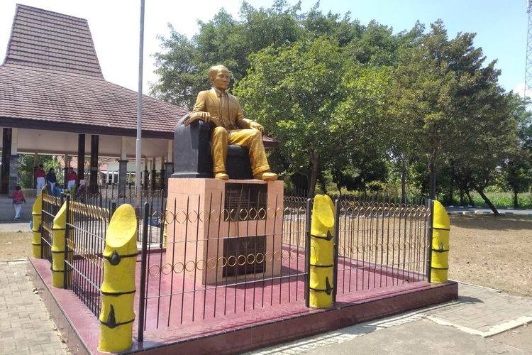 Patung dokter Soetomo di Museum dan Monumen Dr Soetomo di Desa Ngepeh, Kecamatan Loceret, Kabupaten Nganjuk