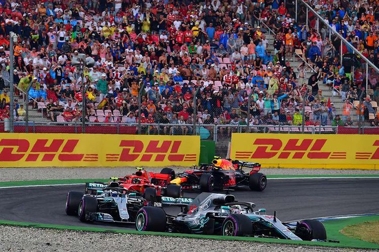 Pebalap Mercedes Lewis Hamilton memacu mobilnya di depan rekan setimnya Valtteri Bottas, pebalap Ferrari Kimi Raikkonen dan pebalap Red Bull Max Verstappen saat menjalani balapan Formula 1 (F1) GP Jerman yang berlangsung di Hockenheimring, Hockenheim, Jerman, Minggu (22/7/2018). Kemenangan diraih pebalap Mercedes Lewis Hamilton secara dramatis setelah mengawali balapan dari urutan ke-14.