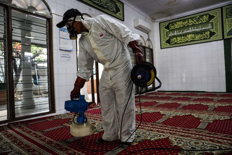 Petugas menyemprotkan cairan disinfektan di Masjid Hablul Muttaqin, Jalan Pejambon, Jakarta Pusat, Jumat (6/3/2020). Dewan Masjid Indonesia (DMI) melakukan pencegahan pembersihan ke masjid sebagai salah satu langkah antisipasi potensi penyebaran COVID-19, hal ini dilakukan agar masyarakat dapat terhindar dari  virus corona yang penyebarannya diketahui melalui kontak badan atau bersentuhan langsung dengan orang yg sedang terjangkit virus tersebut.