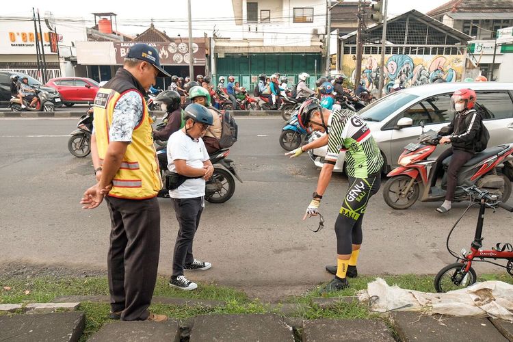 Gubernur Jawa Tengah Ganjar Pranowo meninjau kondisi ruas jalan rusak di Jalan Brigjen Sudiarto, Semarang, Kamis (16/3/2023).