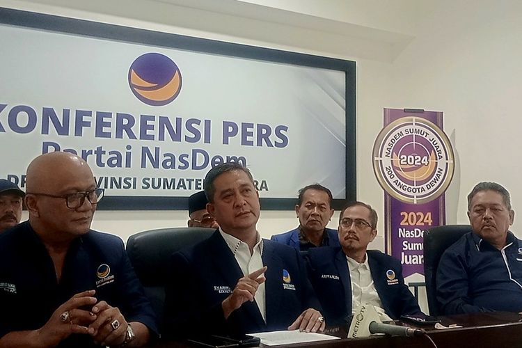 Sekretaris DPW Partai NasDem Sumut Syarwani (kedua dari kiri) dan Wakil Ketua Bidang Hukum dan Advokasi DPW Partai NasDem Sumut Suriadi Bahar (paling kiri) saat memberi keterangan kepada jurnalis terkait penangkapan kadernya, Kamis (8/9/2022)