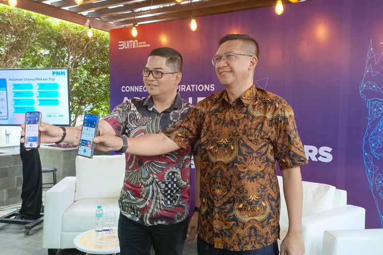 Lalu Dodot Patria Ary dan S. Handoyo Hadi pada acara Media Briefing Telkomsel Enterprise dan PNM dalam Digitalisasi UMKM di Menara PNM, Jakarta Selatan pada Selasa (14/11/2023)