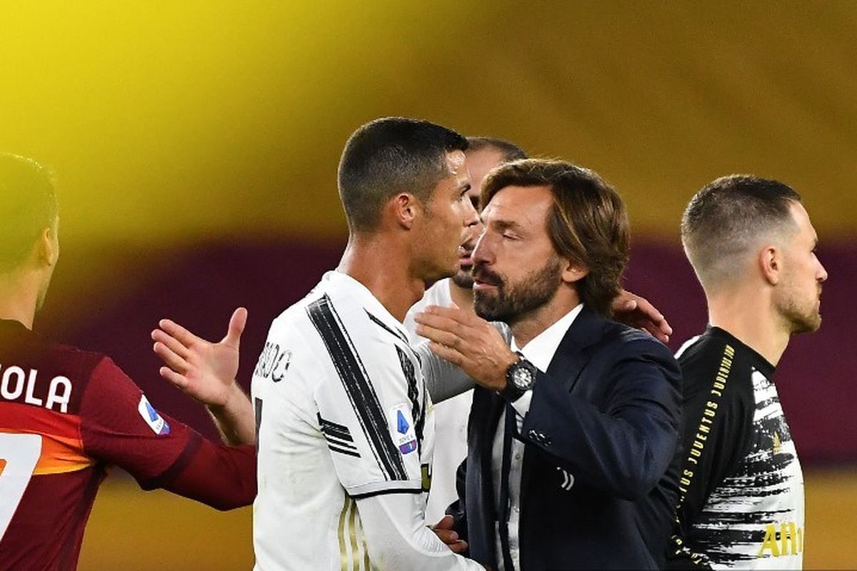 Pelatih Juventus, Andrea Pirlo, merangkul pemainnya, Cristiano Ronaldo, usai laga AS Roma vs Juventus di Stadion Olimpico, Minggu (27/9/2020).