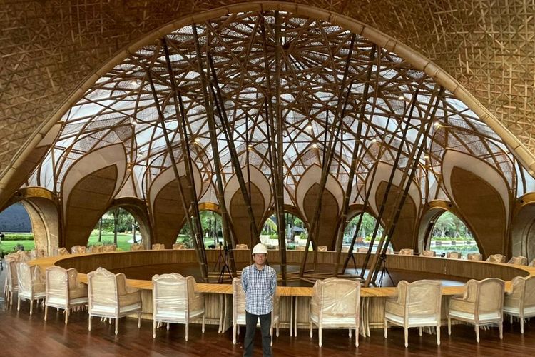 Pakar bambu dari Universitas Gadjah Mada (UGM) Ashar Saputra saat berada dibangunan Bamboo Dome di Apurva Kempinski, Nusa Dua, Bali (Foto dokumentasi Humas UGM)