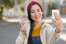 Mengapa Banyak Orang Suka Berpose "Peace Sign" Saat Difoto? Ini Sejarahnya