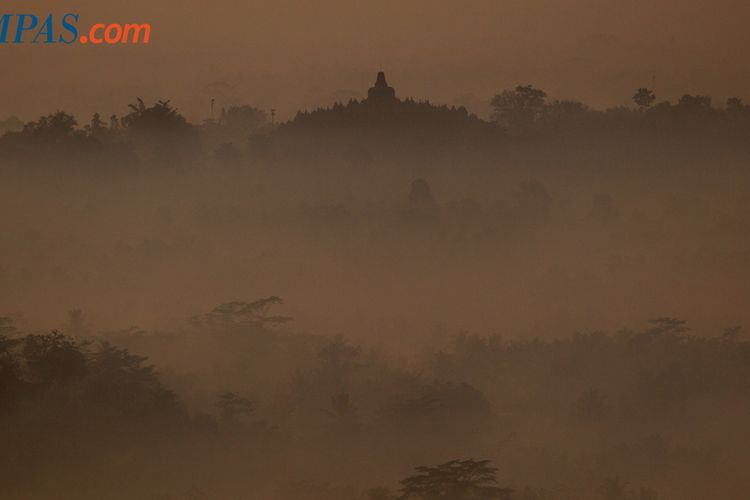 KEINDAHAN ALAM INDONESIA - Lanskap Candi Borobudur terlihat dari Punthuk Setumbu, Karangrejo, Magelang, Jawa Tengah, Sabtu (28/6/2014). Punthuk Setumbu merupakan nama sebuah bukit yang menjadi salah satu tempat terbaik untuk menyaksikan kemegahan Candi Borobudur dan Gunung Merapi saat matahari terbit. 