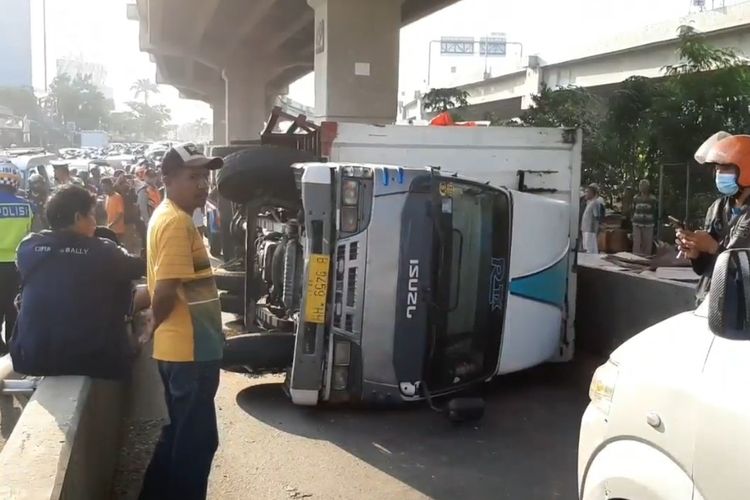 Sebuah truk boks mengalami kecelakaan tunggal di Jalan Raya Kalimalang, wilayah Jatinegara, Jakarta Timur, Senin (29/8/2022) pagi.