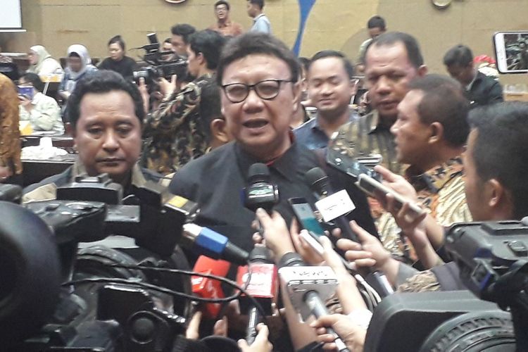Menteri Dalam Negeri Tjahjo Kumolo usai mengjadiri rapat bersama Badan Legislasi DPR di Kompeks Parlemen, Senayan, Jumat (13/9/2019).