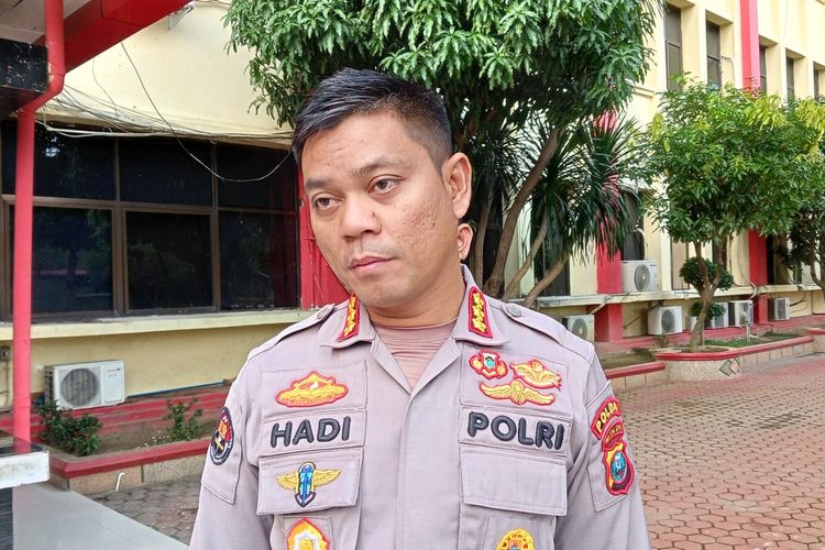 Kabid Humas Polda Sumut Kombes Pol Hadi Wahyudi menjelaskan sekilas kedatangan dua komisioner kompolnas berkaitan kasus kematian Bripka AS dan dugaan penggelapan uang wajib pajak di Samsat Pangururan, Samosir.