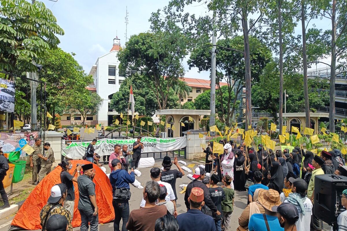 Dalam upaya menolak relokasi makam Syekh Buyut Jenggot atau Syekh Tubagus Rajasuta bin Sultan Ageng Tirtayasa, para demonstran melakukan aksi menebar ribuan bendera kuning dan puluhan replika pocong di depan gedung Pusat Pemerintahan Kota Tangerang, Senin (31/10/2022). Massa aksi juga akan menginap di sana selama lima hari ke depan.