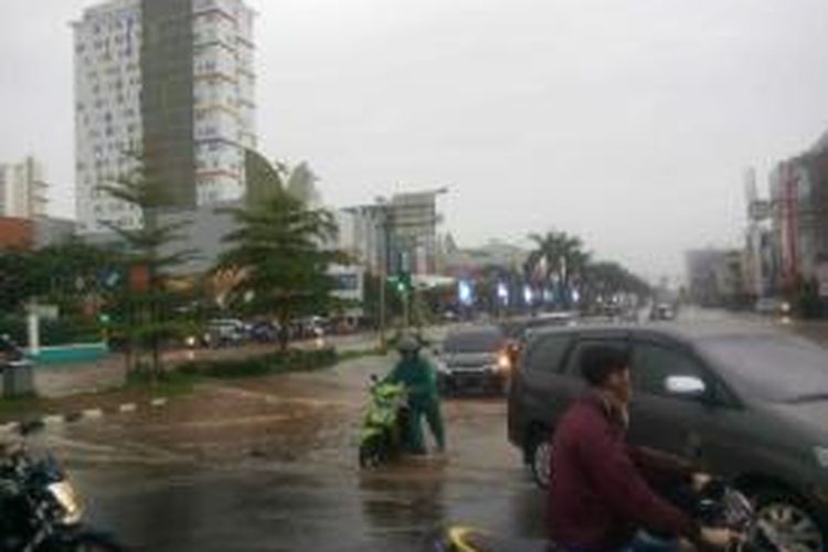 Banjir melanda Jl Boulevard Raya Kelapa Gading, atau di depan Mal Kelapa gading, Jakarta Utara. Gambar diambil pada Jumat (23/1/2015).